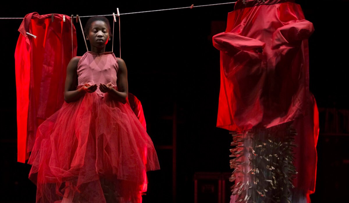 Danseuse en robe écarlate