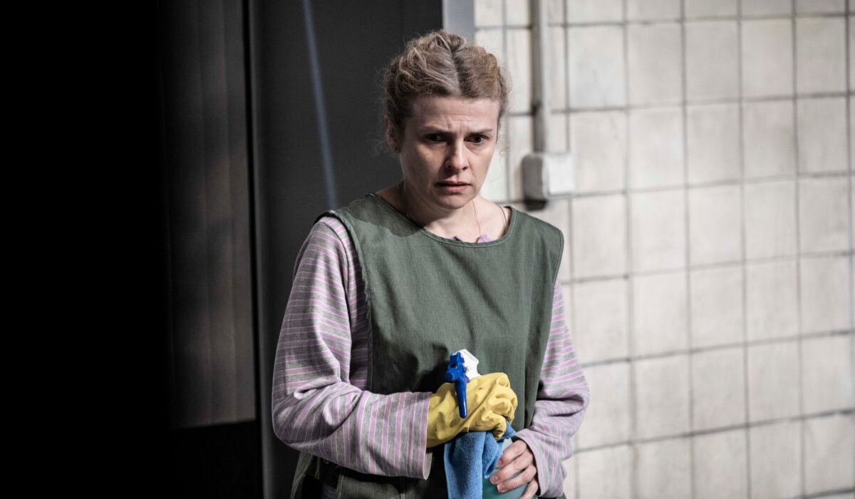 Actrice avec spray et gants de nettoyage