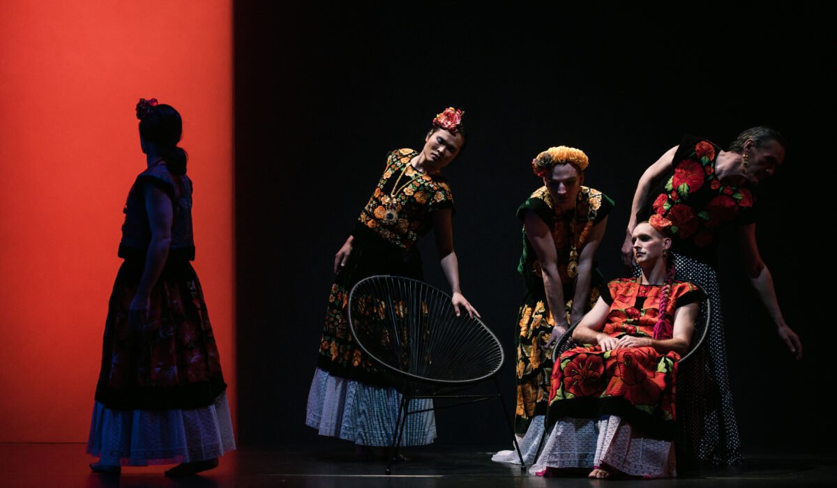 Danseurs en costumes folkloriques