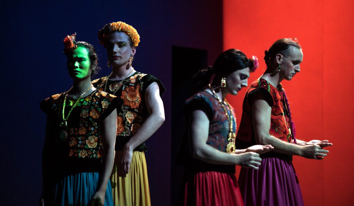 Danseurs en costumes folkloriques