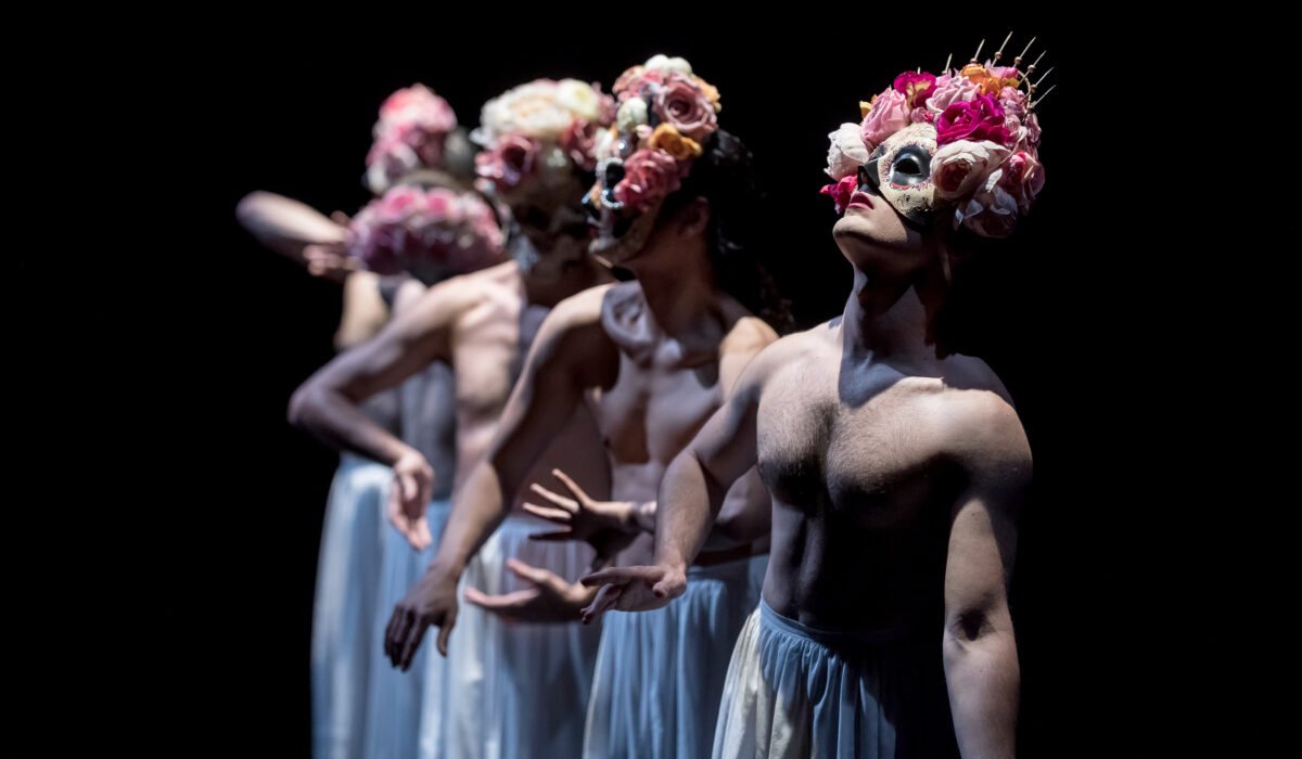 Danseurs avec masques peintes et coiffures avec fleurs