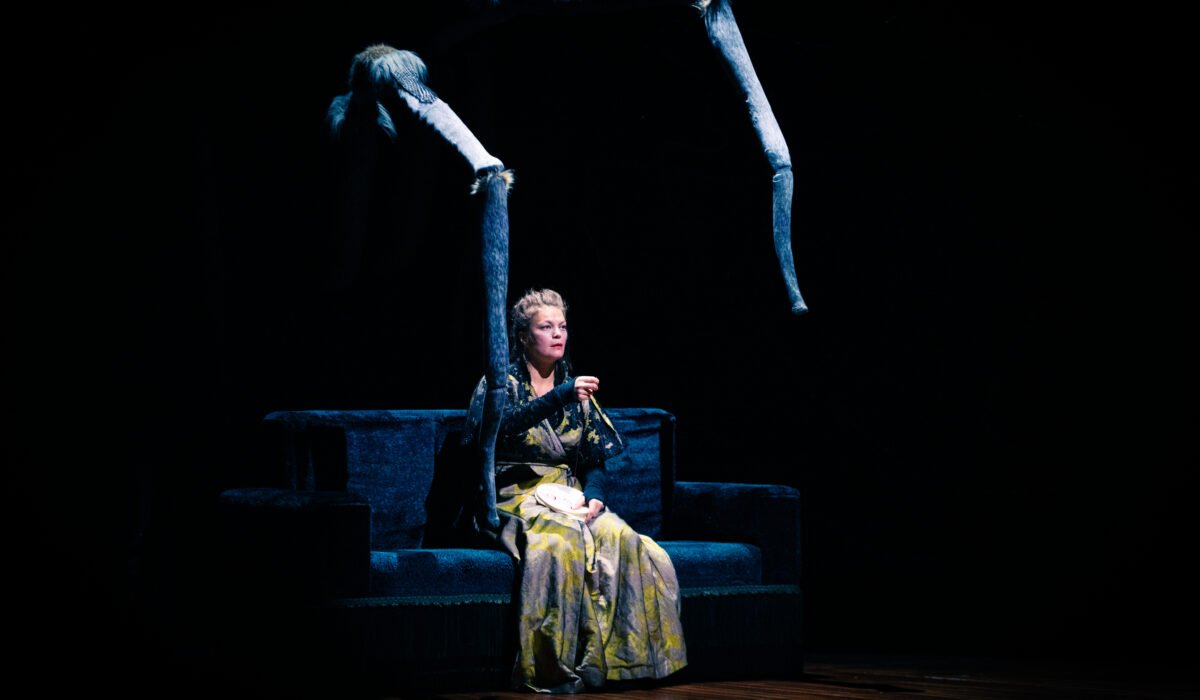 Actrice avec araignée géante