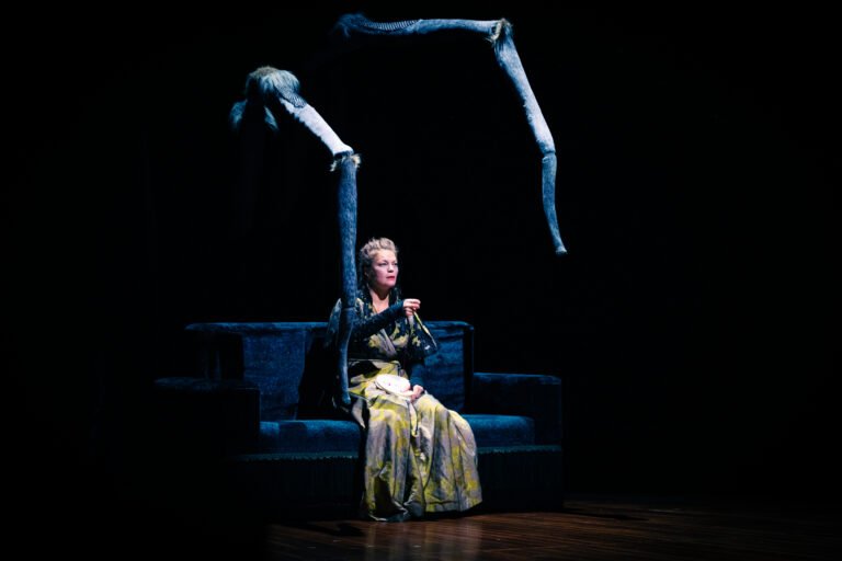Actrice avec araignée géante