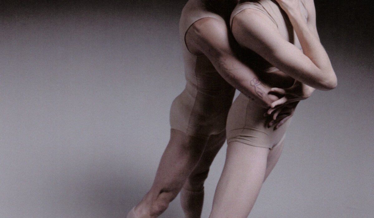 Duo de danseurs en justaucorps couleur chair