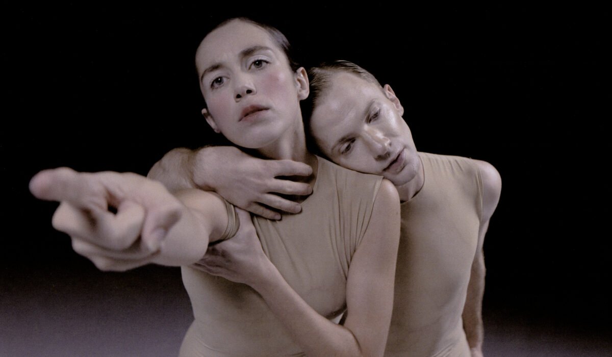 Duo de danseurs en justaucorps couleur chair
