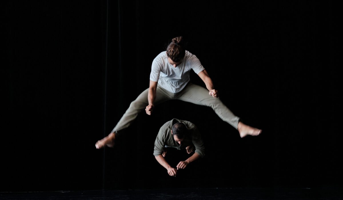 Deux danseurs de la Cie MF : saut