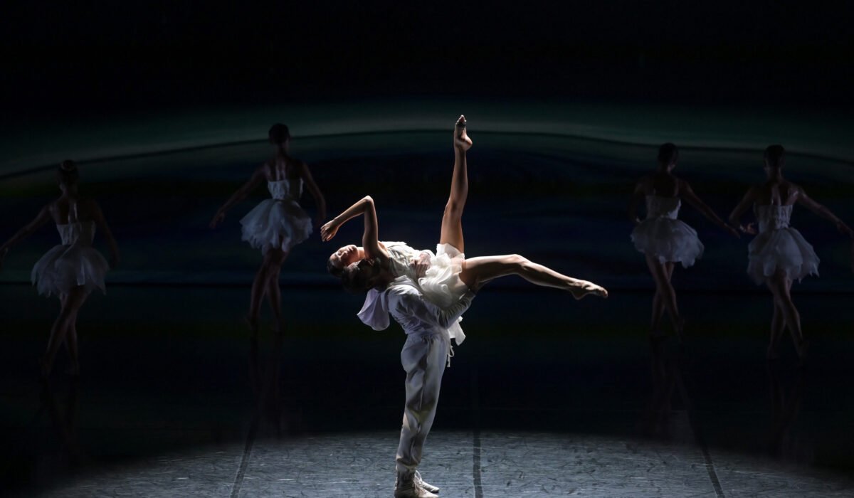 Duo de danseurs du Ballet Preljocaj dans Le Lac des cygnes
