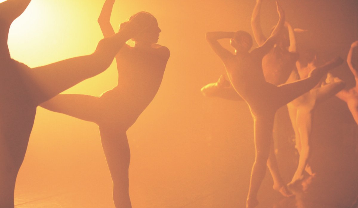Danseurs dans lumière orangée