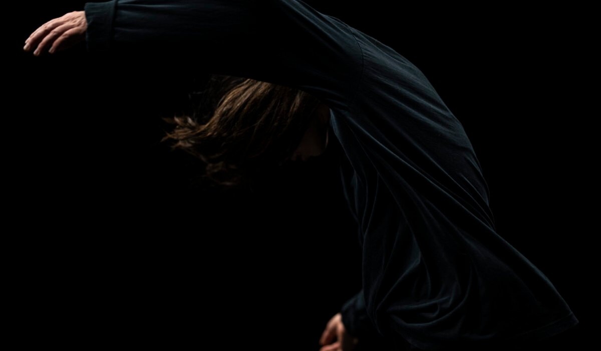 Danseuse en t-shirt noir